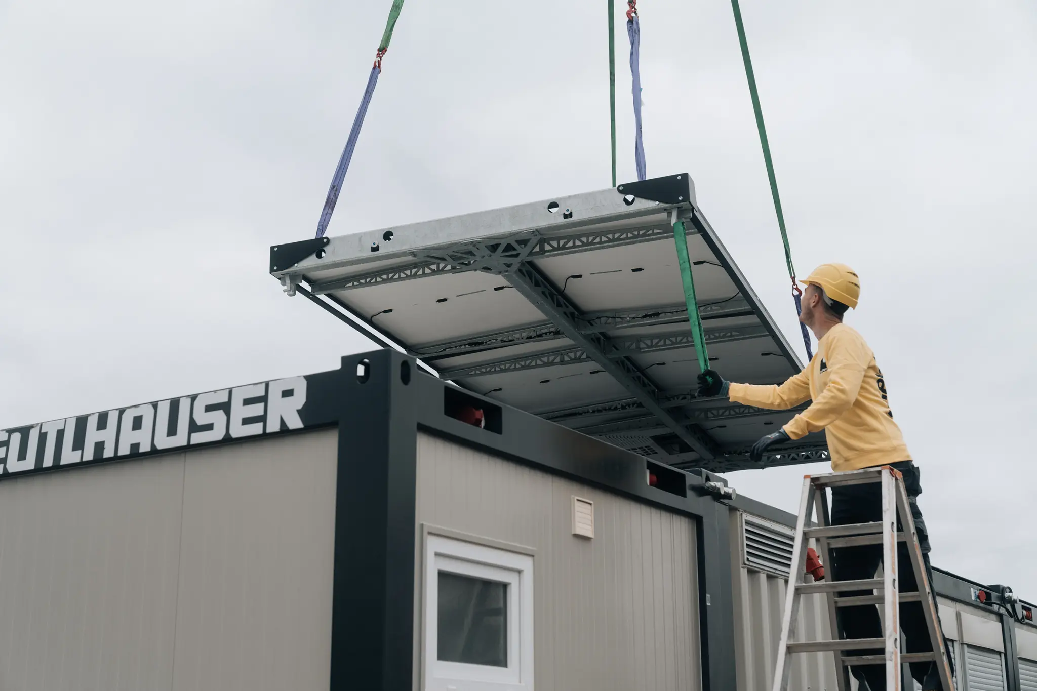 Kranmontage einer SunPlate Solareinheit auf einen Beutlhauser Container.