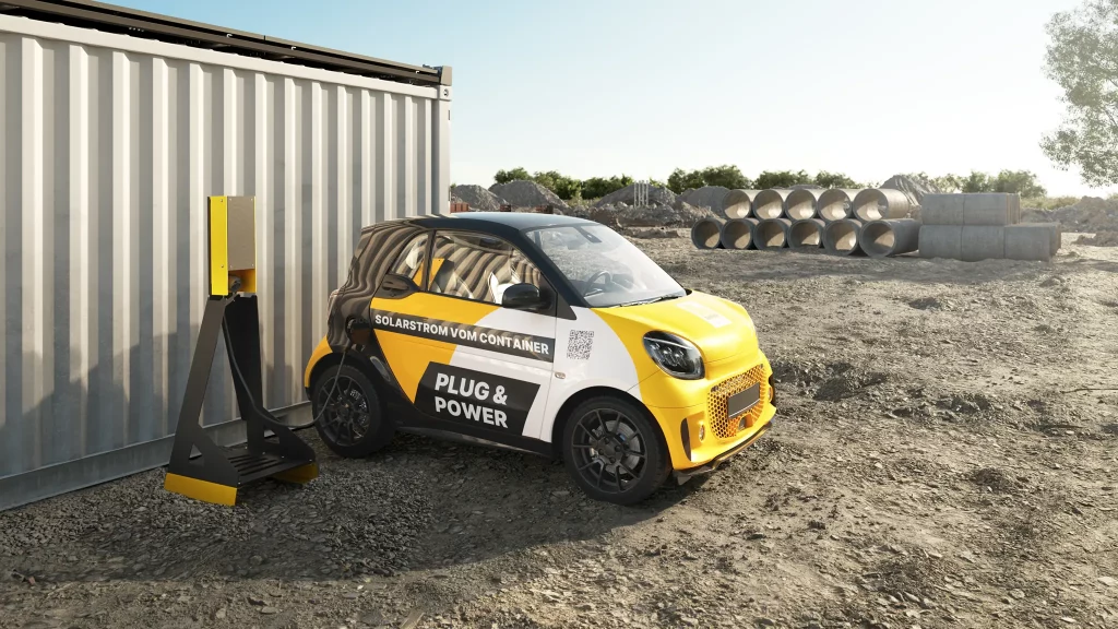 Elektro-Kleinstwagen lädt an SunPlate Charge Ladestation auf der Baustelle.