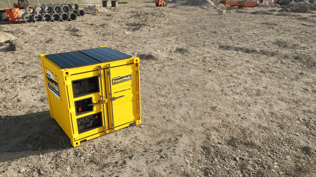 Gelber SunPlate PowerHub mit Solarmodul auf dem Dach im Einsatz auf einer Baustelle.