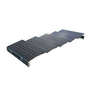 Freigestellte SunPlate Photovoltaik-Einheit mit aufgeständerten Modulen.