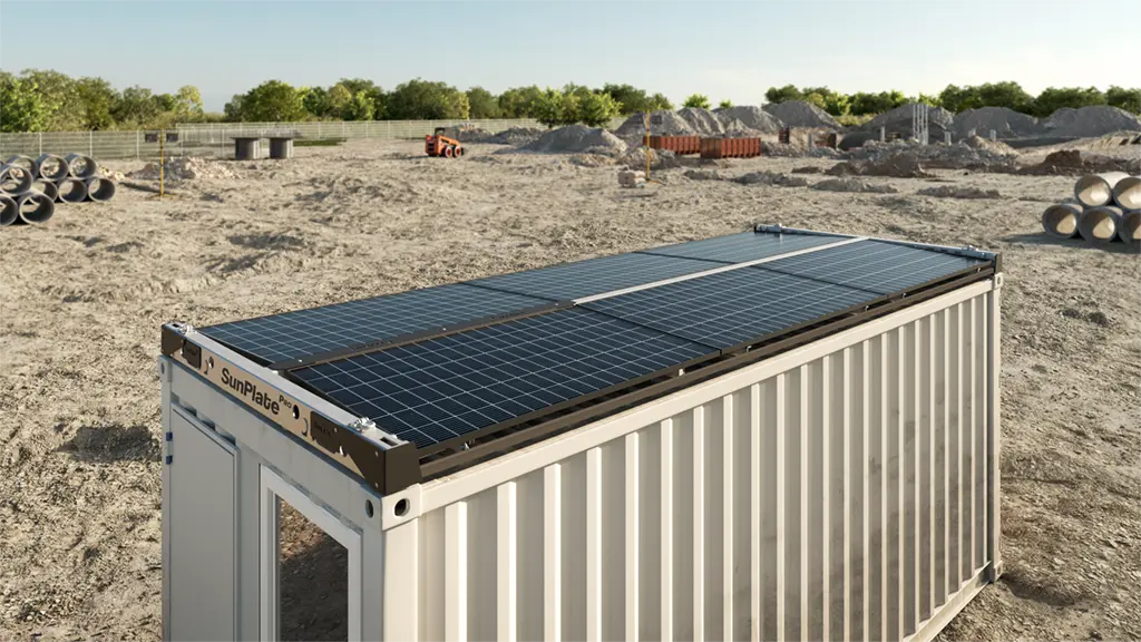 SunPlate Solaranlage flach montiert auf einem Container auf der Baustelle.